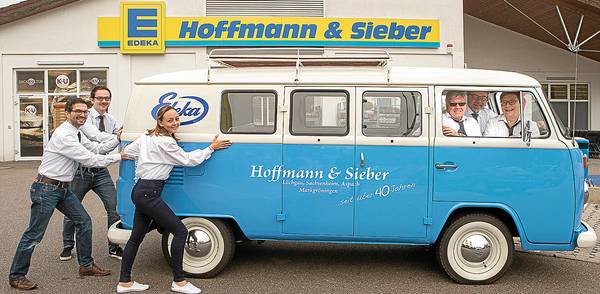 Hoffmann & Sieber Bus vor der Filiale mit Mitarbeitern